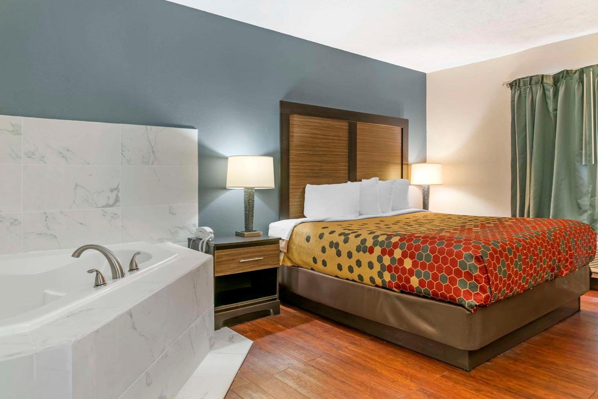טראוורס סיטי Econo Lodge מראה חיצוני תמונה