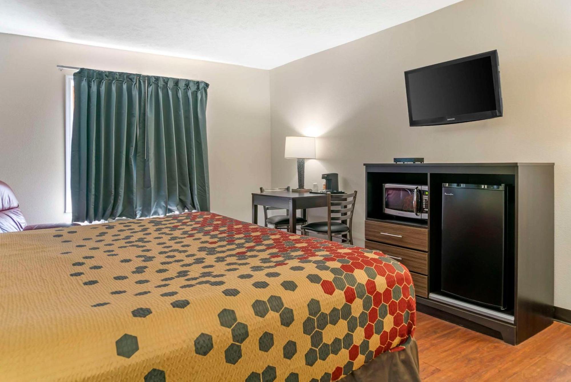 טראוורס סיטי Econo Lodge מראה חיצוני תמונה