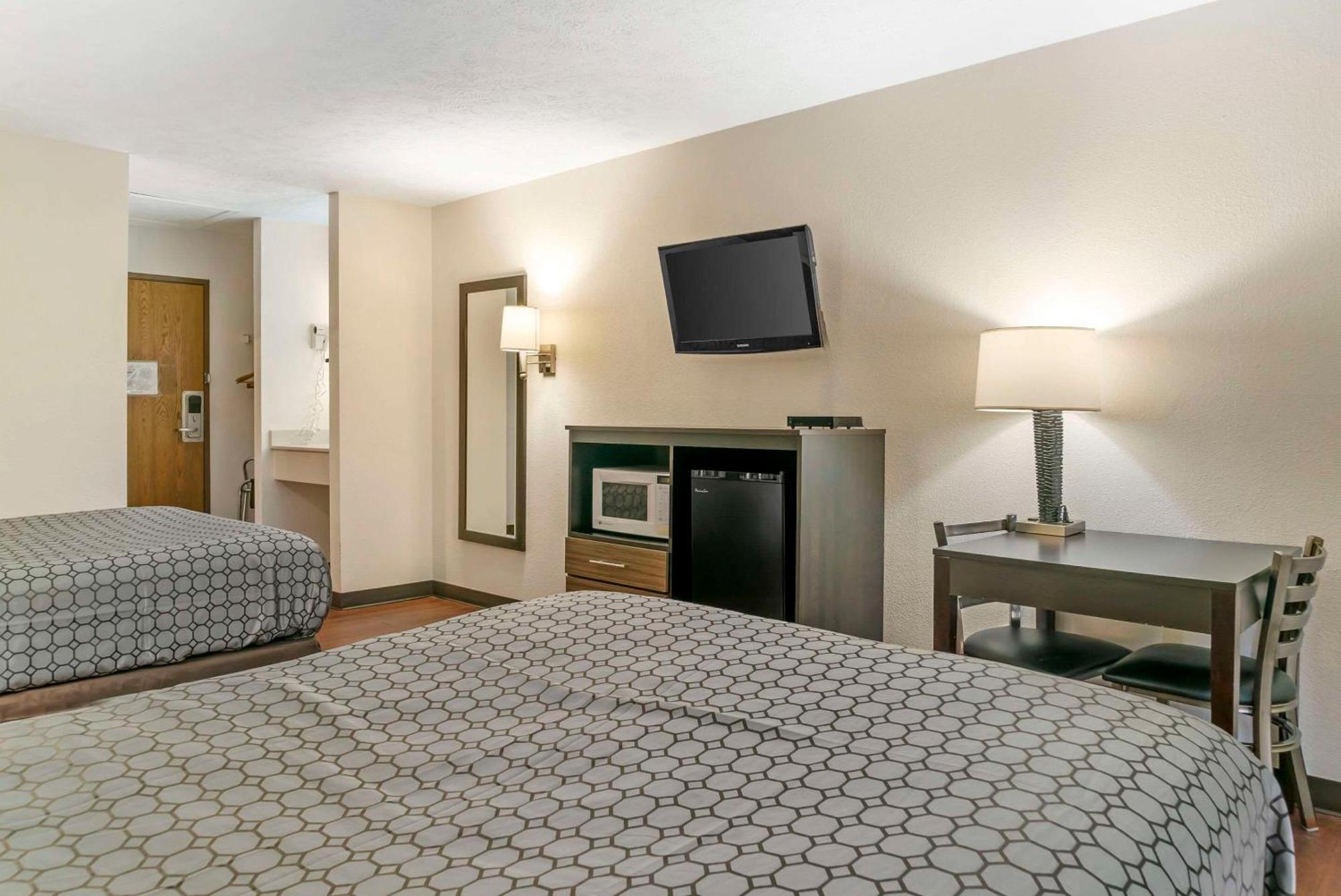 טראוורס סיטי Econo Lodge מראה חיצוני תמונה