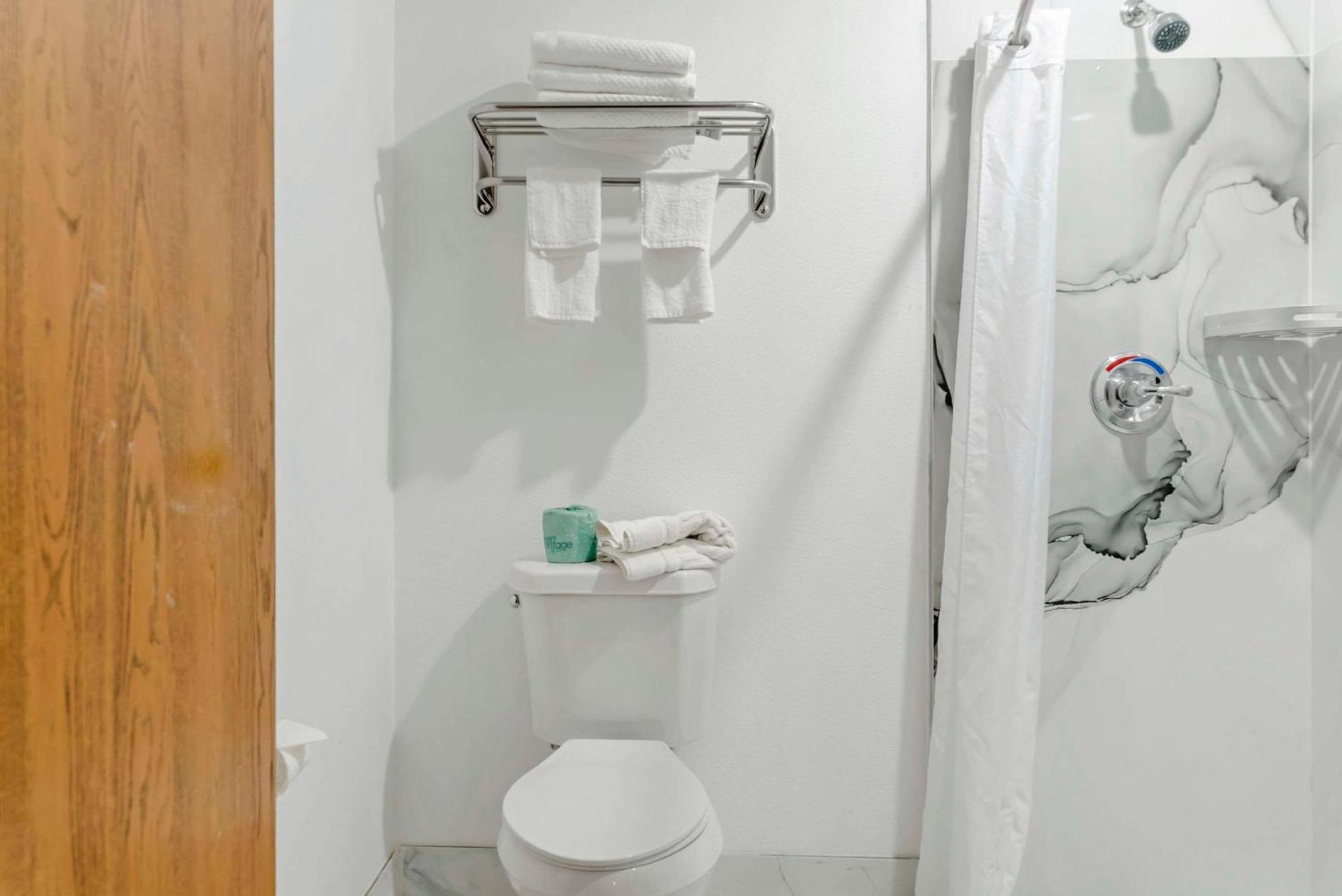 טראוורס סיטי Econo Lodge מראה חיצוני תמונה