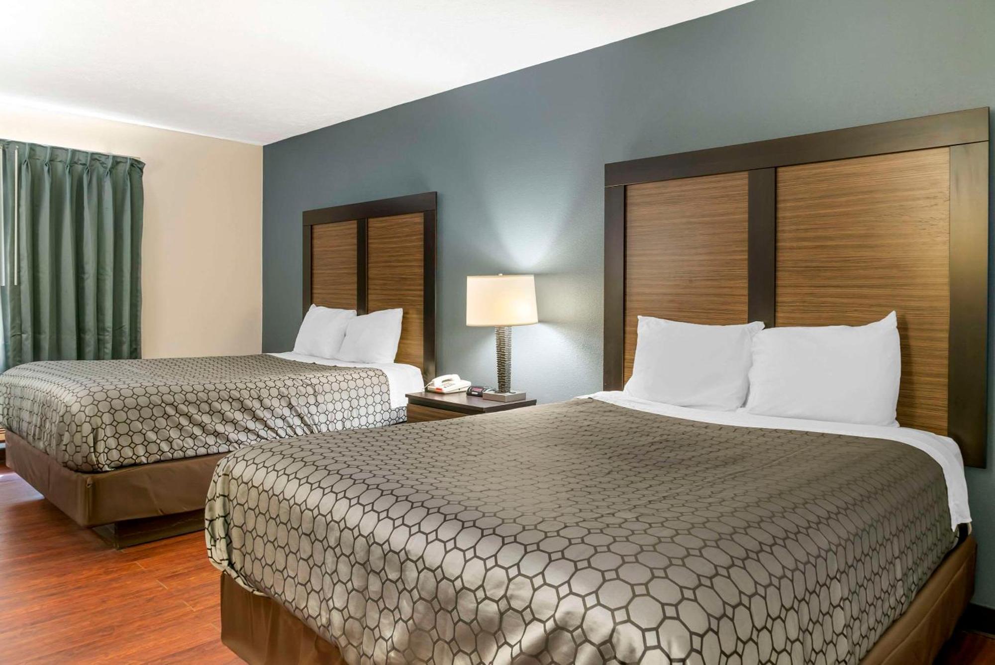 טראוורס סיטי Econo Lodge מראה חיצוני תמונה