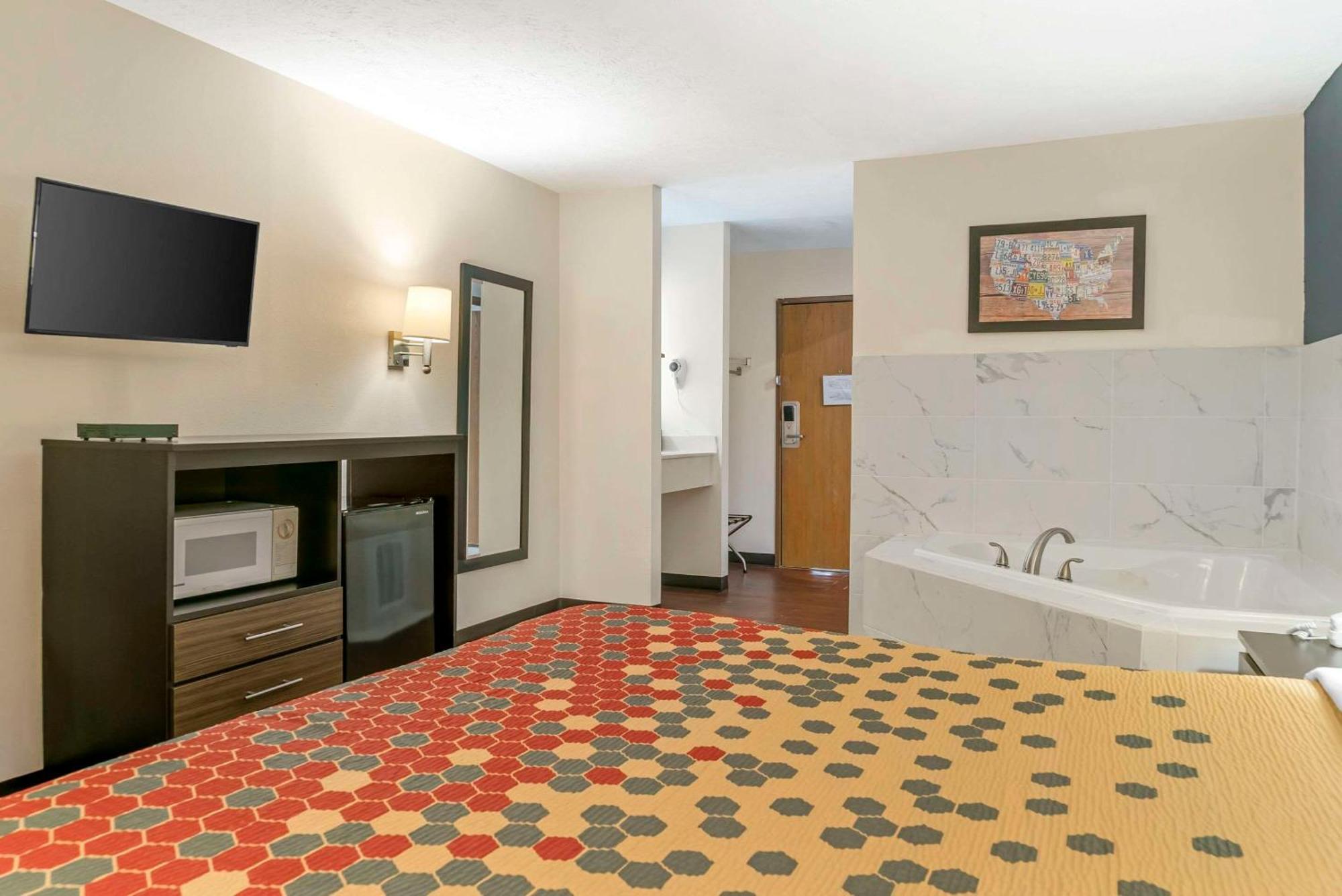 טראוורס סיטי Econo Lodge מראה חיצוני תמונה