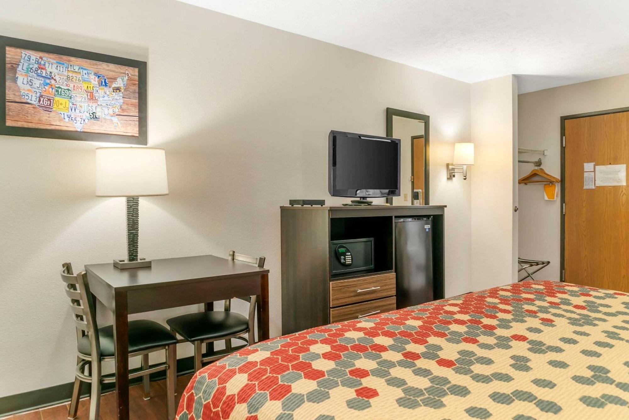 טראוורס סיטי Econo Lodge מראה חיצוני תמונה