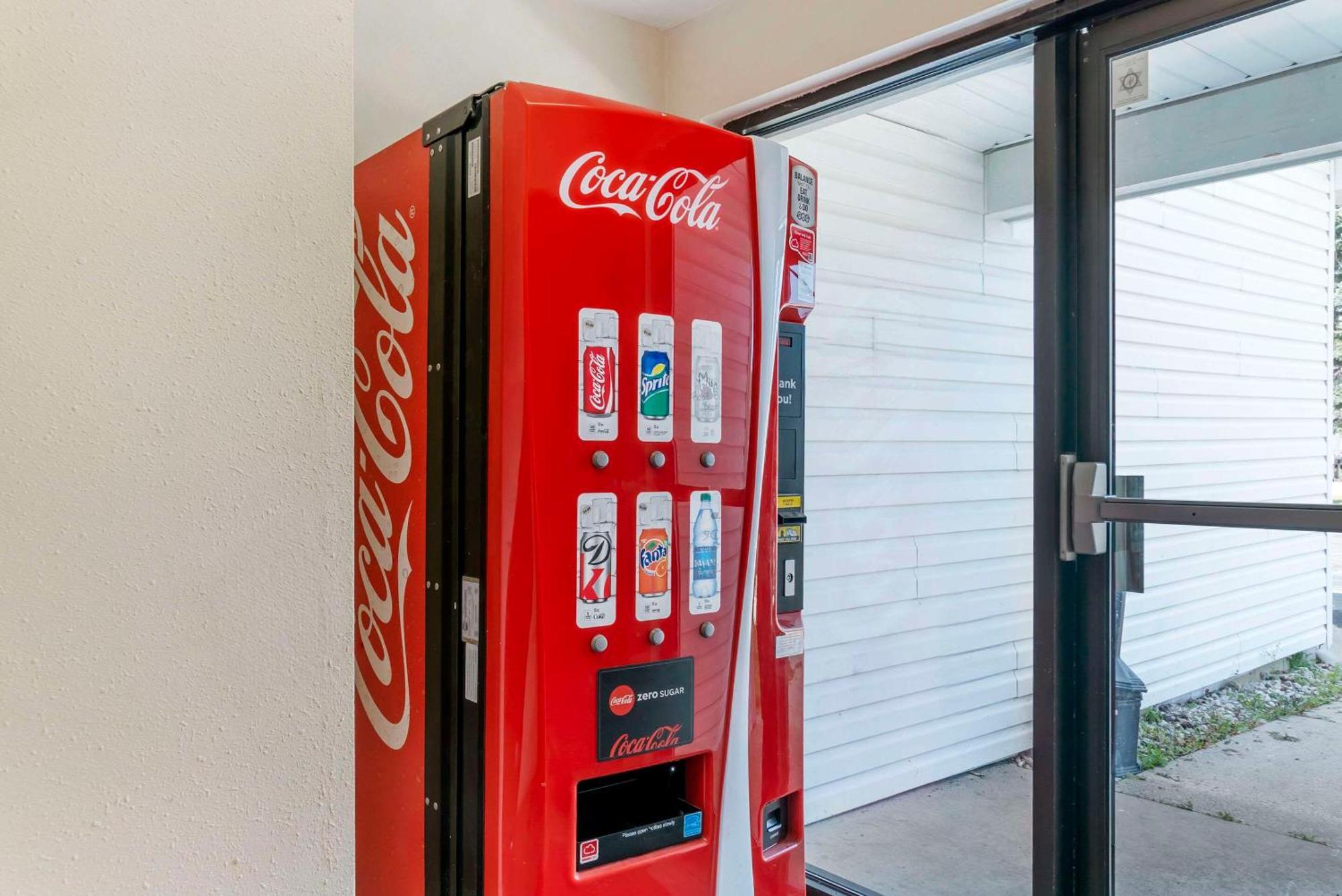 טראוורס סיטי Econo Lodge מראה חיצוני תמונה